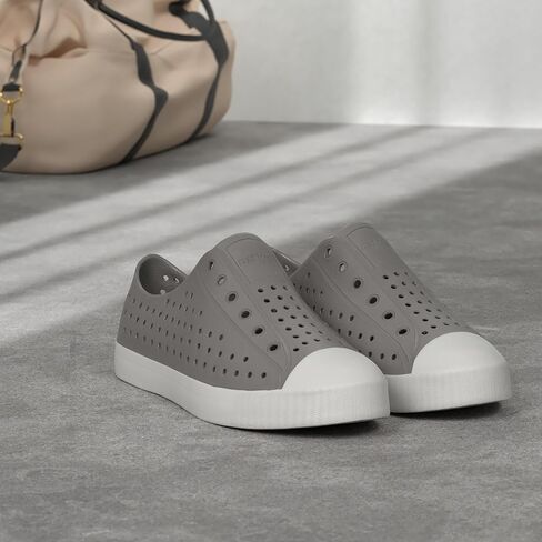 أحذية Native Shoes Jefferson Bling الرياضية للرجال والنساء - بطانة من مادة إيفا، ملابس تدوم طويلاً، تصميم خفيف الوزن، ونعل خارجي مطاطي Bling Disco Bling/Shell White للرجال 9، للنساء 11 متوسط in Saudi Arabia