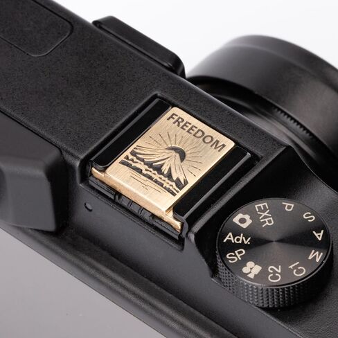 Fuji Mountain Sunrise Pattern Camera Metal Hot Shoe Cover Cover Cover Watter Fujifilm X-Pro3 Xpro2 XPro1 XT30 XT4 XT5 (زر زخرفي من سبائك النحاس) in Kuwait