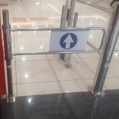 دليل المدخل في اتجاه واحد بوابة أرجوحة ترديد أوتوماتيكي مع سلامة من الفولاذ المقاوم للصدأ ، بوابة أمان إغلاق تلقائية للسوبر ماركت وملاعب ، 50 × 100 سم ، فضي ب ، ش. in Kuwait