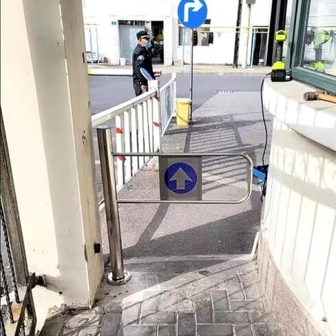 دليل المدخل في اتجاه واحد بوابة تأرجح تلقائية أوتوماتيكي مع يد الربيع دفع الفولاذ المقاوم للصدأ ، باب أرجوحة الارتداد التلقائي ، بوابة مدخل في اتجاه واحد من الفولاذ المقاوم للصدأ ، ACC مفتوح الدفع in Kuwait