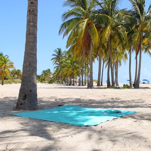 Plush Microfiber Beach Blanket, Extra Large Beach Mat for 3-6 Persons, Sandproof, Windproof | Hole for Umbrella, Corner Sand Pockets to Fight Wind (Bag for Blanket Included) in Saudi Arabia