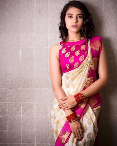 القوات المسلحة البوروندية الباناراسي كانجيفارام الساري للسيدات الهندي الهندي اللى يتوهم حفل اللى يرتدي ساري وبلوز قطعة. in Kuwait