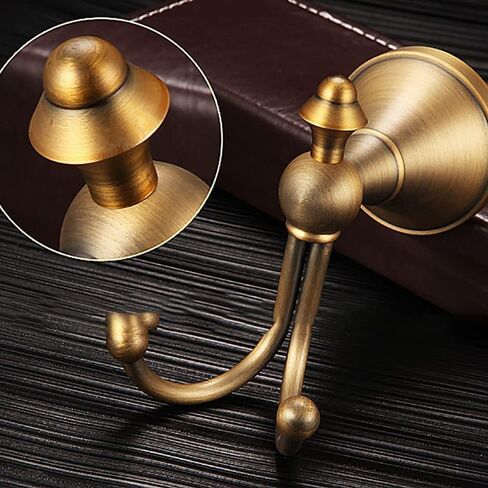 شماعات معطف الحمام ذات الطراز العتيق مثبت على الجدار. in Saudi Arabia