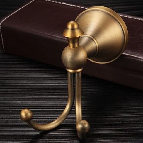 شماعات معطف الحمام ذات الطراز العتيق مثبت على الجدار. in Saudi Arabia
