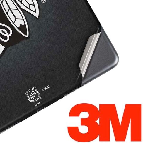 Skinit Skinit Tablet Sweat متوافق مع Ipad Air 13in M2 (2024) - تصميم NHL Chicago Blackhawks للخلفية الأسود المرخص رسميًا in Saudi Arabia
