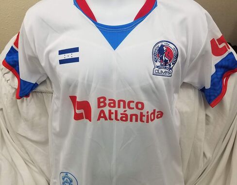 Camisa Blanca Olimpia de Honduras La Camisa de Los Leones Monarcas de Tu Pais con 39 Titulos, Logo Bordado y Bandera Grabada in Saudi Arabia