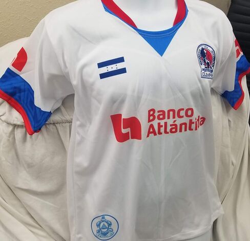 Camisa Blanca Olimpia de Honduras La Camisa de Los Leones Monarcas de Tu Pais con 39 Titulos, Logo Bordado y Bandera Grabada in Saudi Arabia