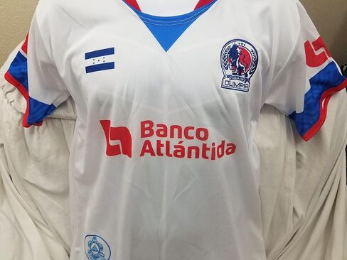 Camisa Blanca Olimpia de Honduras La Camisa de Los Leones Monarcas de Tu Pais con 39 Titulos, Logo Bordado y Bandera Grabada in Saudi Arabia