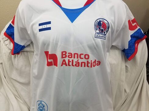 Camisa Blanca Olimpia de Honduras La Camisa de Los Leones Monarcas de Tu Pais con 39 Titulos, Logo Bordado y Bandera Grabada in Saudi Arabia
