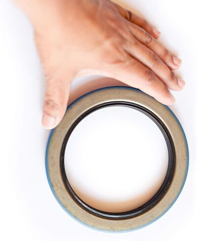 EAI OIL SEAL 5.000 "x6.250" x0.500 "ta مزدوج الشفة ث/الربيع 5" x6 1/4 "x1/2" حالة المعادن الخارجية مع طلاء NRB الداخلي in Saudi Arabia