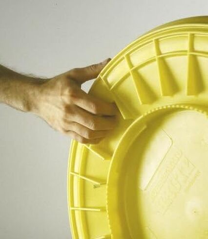 حاوية غاشمة في Rubbermaid Round Round Round ، 32 جالًا ، بلاستيك ، أحمر in Saudi Arabia