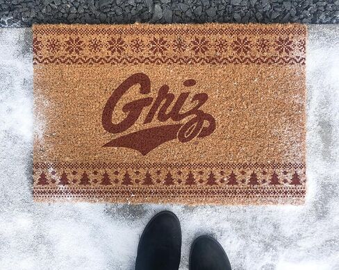 KH Sports Fan Montana Grizzlies Holiday Coir Doormat ، 18 × 30 بوصة ، Grizzlies في الهواء الطلق. عرض بعض الهتاف في العطلة مع هذا ممسحة مونتانا غريزليس الفريدة in Kuwait