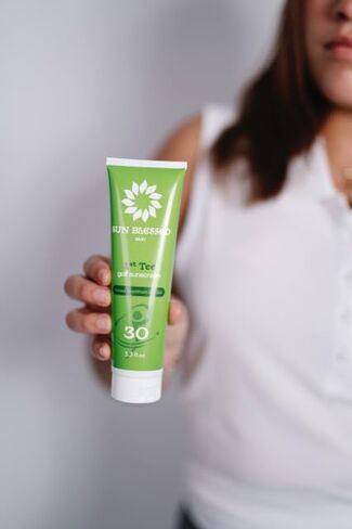 غسول غولف من غولف غولف من البشرة المباركة ، SPF 30 خالية من الرائحة وخفيفة الوزن وخالية من الشحوم والماء والعرق المقاوم لجميع درجات البشرة وأنواع البشرة ، 3.3 أوقية in Kuwait