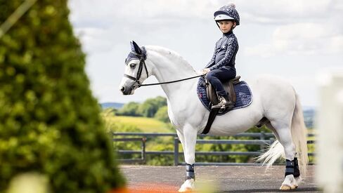Lemieux Mini Jump Jump Suede Square Saddle for Ponies - Treasable & Soft - بطانة الخيزران - سرج للخيول - معدات وركوب الفروسية in Saudi Arabia