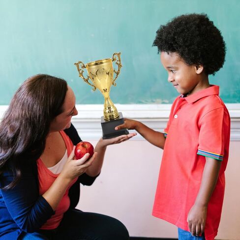 جائزة Golden Trophy Cup 9 Inch Trophies Star Award البلاستيك المركز الأول للبطولة الرياضية ، حفل توزيع الجوائز ، الاحتفال بالحفلات ، المكافأة ، الجائزة الفائزة in Kuwait