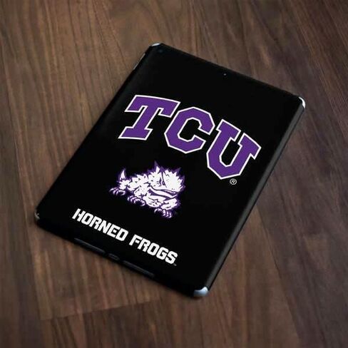 Skinit Skinit Tablet Skin Compatible مع iPad 9.7in (2018) - تصميم شعار Horned Frogs المرخص له رسميًا in Saudi Arabia