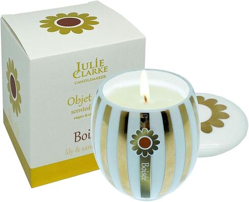 شمعة معطرة أيرلندية مصبوبة يدويًا، شمع نباتي طبيعي 100%، زنبق بوزي وخشب الصندل، برطمان بورسلين ناعم، وقت احتراق 30 ساعة، صنع في أيرلندا in Saudi Arabia