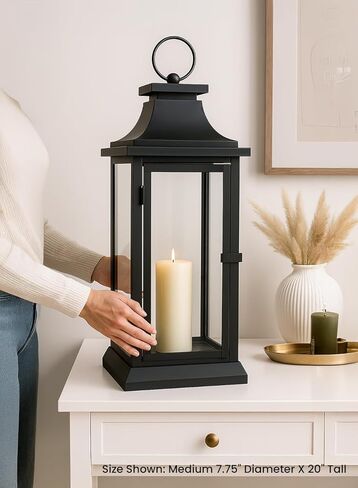 فوانيس إعصار سوداء من Serene Spaces Living مع ألواح زجاجية شفافة، مثالية لديكور المنزل، والحفلات والمناسبات، أو سطح الطاولة أو فانوس معلق للداخلية والخارجية، يبلغ طولها 20 بوصة وقطرها 6.75 بوصة in Kuwait