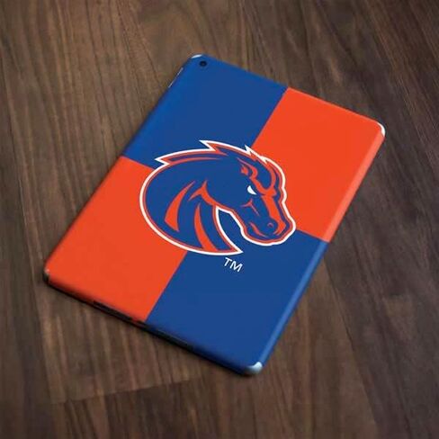 Skinit Skinit Tablet Skinner مع iPad 9.7in (2018) - التصميم المرخص رسميًا لـ College Boise Boise Broncos in Saudi Arabia