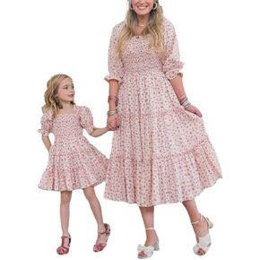 مجموعة فساتين Mommy and Me المتطابقة، فستان بوهو صيفي برقبة مربعة وأكمام مكشكشة، فستان بطبقات من الزهور للنساء والفتيات in Kuwait