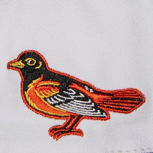 Mitchell & Ness Baltimore Orioles Evergreen Snapback قبعة قبعة قابلة للتعديل - أبيض in Kuwait