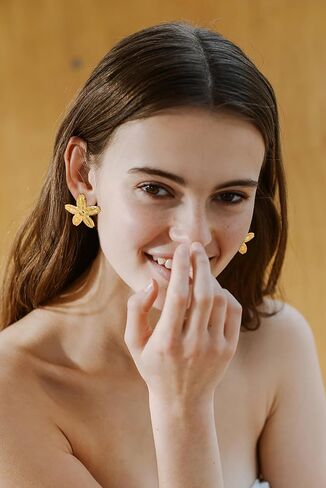 أقراط زهرة ذهبية للنساء - أقراط مسمار الفولاذ المقاوم للصدأ - هدية أنيقة عصرية لزوجتها صديقها المناسب لعيد عيد ميلاد عيد الأم عيد الحب in Kuwait