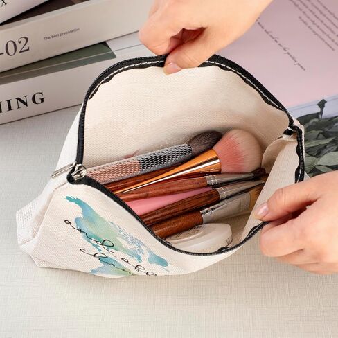 Bag4، And Off She Went To Change The World، هدية حقيبة مكياج، هدية تخرج لها، هدية عيد ميلاد للأخوات والأصدقاء وزملاء الدراسة، هدية ابنة، هدية أخت، حقيبة خريطة العالم in Saudi Arabia