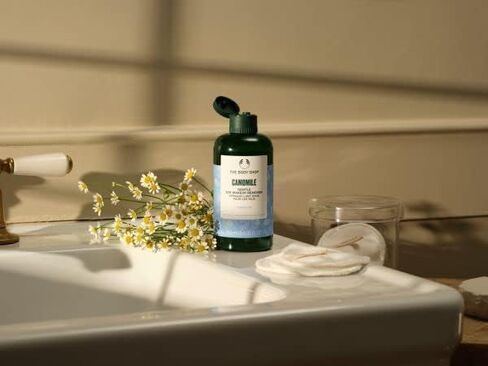 مزيل مكياج العيون اللطيف بالبابونج من ذا بودي شوب - يزيل المكياج والشوائب بلطف - نباتي - 8.4 أونصة in Kuwait