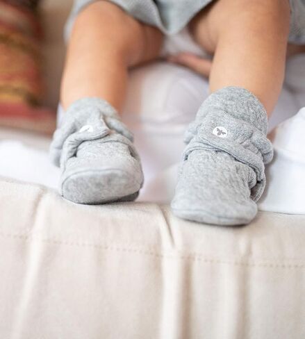 Burt's Bees Baby Build Baby Essentials-Bee Bee Booties Heather Gray (3-6 أشهر) + 3 حزم القفازات الصلبة في منتصف الليل (مقاس واحد) ، أساسية من القطن العضوي للدفء والراحة in Saudi Arabia