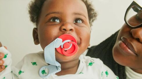 مقطع Pibs Loop Pacifier - عملية أنيقة وآمنة بيد واحدة ، وتناسب جميع المرايل ومعظم العلامات التجارية ، وملف تعريف قابلة للغسل ، ونحيف للراحة ، والأعمار 0+ - أحمر الخدود in Saudi Arabia
