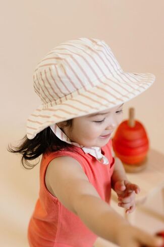 Pehr Baby Bucket Hat - Stripes Away Peony (Girls) | قبعة شمس القطن العضوية مع حزام | نسيج بوبلين الناعم | حافة واسعة | صنعت أخلاقيا | آلة قابلة للغسل | 6-12 أشهر in Saudi Arabia