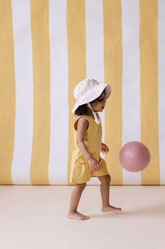Pehr Baby Bucket Hat - Stripes Away Peony (Girls) | قبعة شمس القطن العضوية مع حزام | نسيج بوبلين الناعم | حافة واسعة | صنعت أخلاقيا | آلة قابلة للغسل | 6-12 أشهر in Saudi Arabia
