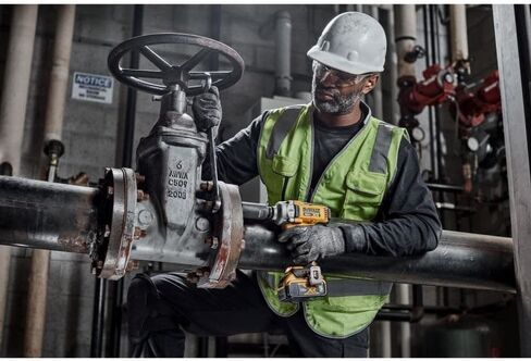 DeWalt 20V Max Impact Wrench ، اللاسلكي ، 1/2 بوصة ، بطاريتين وشاحن مشمولة (DCF891P2) in Saudi Arabia