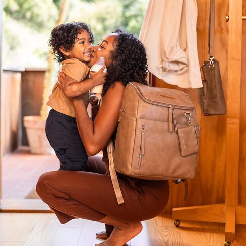 Petunia Pickle Bottom Tempo Propack ، المصممة للعائلات المزدحمة ، وترابط على عربة أو حقيبة ، مقصورة رئيسية واسعة ، Brioche in Saudi Arabia