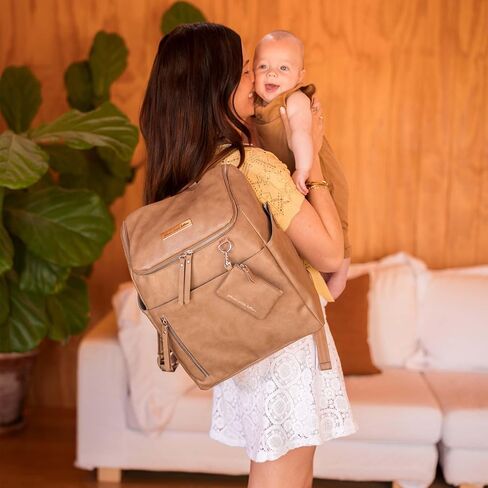 Petunia Pickle Bottom Tempo Propack ، المصممة للعائلات المزدحمة ، وترابط على عربة أو حقيبة ، مقصورة رئيسية واسعة ، Brioche in Saudi Arabia