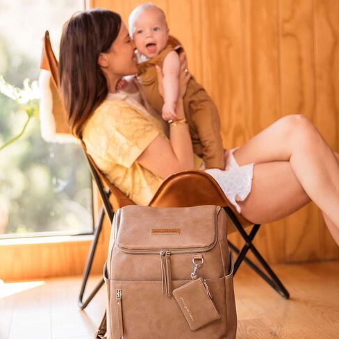 Petunia Pickle Bottom Tempo Propack ، المصممة للعائلات المزدحمة ، وترابط على عربة أو حقيبة ، مقصورة رئيسية واسعة ، Brioche in Saudi Arabia