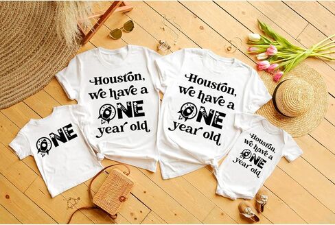 هيوستن لدينا قميص عمره سنة واحدة ، أول رحلة حول ساحة الشمس موضوع الطفل الأول عيد ميلاد مطابقة للقمصان العائلية in Kuwait