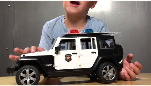 برودر سيارة شرطة جيب رانجلر انليميتد مع رجل شرطي، اسود/ابيض in Kuwait