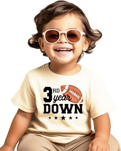 Olive يحب Apple السنة الثالثة في قميص كرة القدم للأولاد والبنات الرياضة Teep Birthday Party Tee in Saudi Arabia