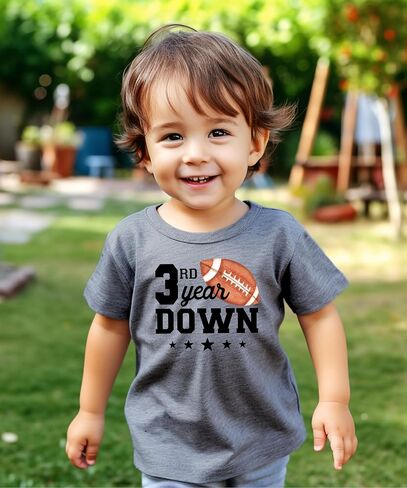 Olive يحب Apple السنة الثالثة في قميص كرة القدم للأولاد والبنات الرياضة Teep Birthday Party Tee in Saudi Arabia