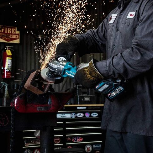 Makita XGT 40V Max Angle Grinder Kit 4 1/2 " / 5 Int in Saudi Arabia