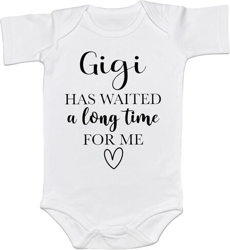 انتظر Mimi/Gigi وقتًا طويلاً بالنسبة لي إعلان الطفل اللطيف الذي يكشفه الجدة (0-6 أشهر ، رومبير Gigi-short) in Kuwait