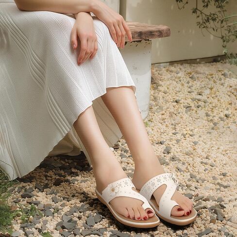 صندل الصيف للنساء 2025: شقق مريحة للمشي أحذية السيدات القابلة للتعديل للشاطئ في الهواء الطلق الشاطئ in Kuwait