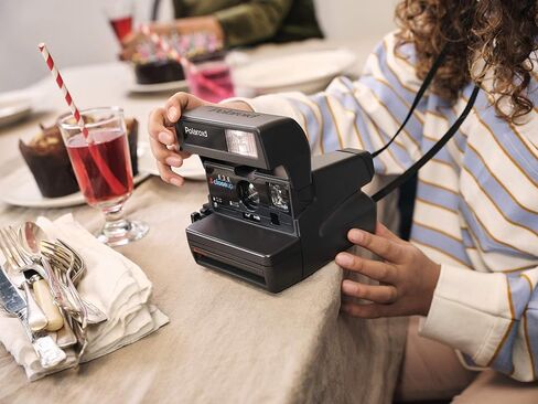 Polaroid Originals Polaroid 600 خطوة واحدة عن قرب مع حزمة فيلم مزدوجة 600 ملونة ، قرب أسود (متجدد) in Kuwait