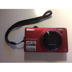 Nikon Coolpix S6000 14 MP الكاميرا الرقمية مع ZOOM لخفض الاهتزاز البصري 7x (VR) وشاشة LCD 2.7 بوصة (أحمر) in Kuwait