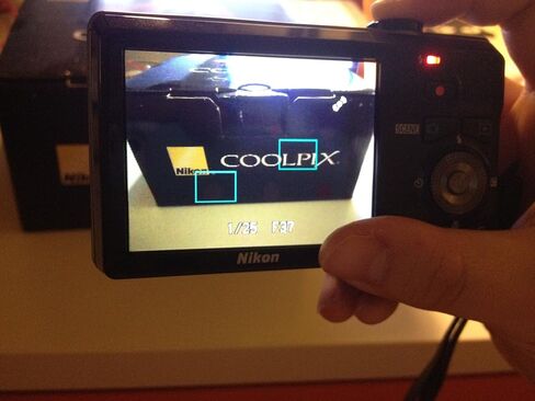 Nikon Coolpix S6000 14 MP الكاميرا الرقمية مع ZOOM لخفض الاهتزاز البصري 7x (VR) وشاشة LCD 2.7 بوصة (أحمر) in Kuwait