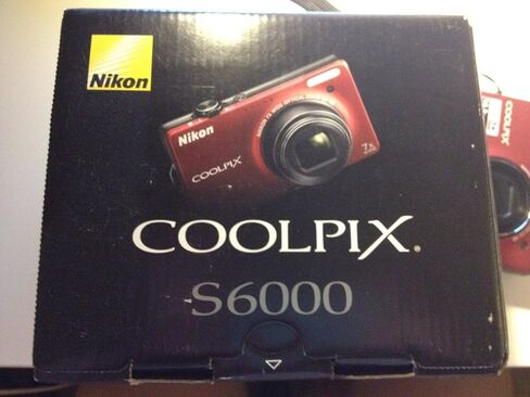 Nikon Coolpix S6000 14 MP الكاميرا الرقمية مع ZOOM لخفض الاهتزاز البصري 7x (VR) وشاشة LCD 2.7 بوصة (أحمر) in Kuwait