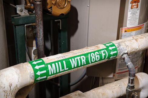 Brady 91421 2" العرض،90' الطول،B-946 فينيل عالي الأداء، أبيض على شريط سهم أخضر اللون in Kuwait