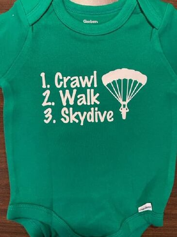 زحف المشي القفز بالمظلات المخصصة للأطفال ® ® kit Skydiving Onesie ® قطعة واحدة in Kuwait
