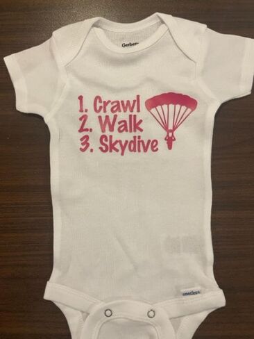 زحف المشي القفز بالمظلات المخصصة للأطفال ® ® kit Skydiving Onesie ® قطعة واحدة in Kuwait